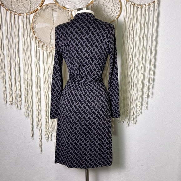 DVF | Diane Von Furstenberg Gray and Black Link Print Silk Knit Wrap Dress 6 - Picture 6 of 12